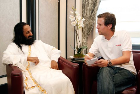 The "Crown Jewel of Yoga" brings nothing but rest. The interview with Sri Sri  was rest in itself for the reporter Marcus Böttcher, KURIER.