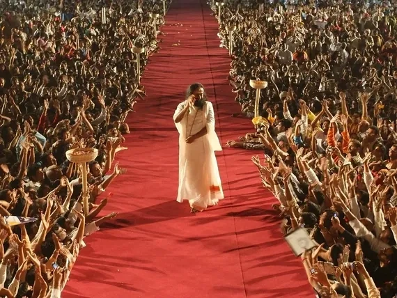 Gurudev Şri Şri Ravi Şankar ilə tanış olun: Uzaqgörən Lideri və Təşkilatımızın Təsisçisi