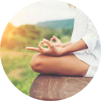 Ein friedlicher Moment der Meditation in einer natürlichen Umgebung, zeigt die Vorteile von Achtsamkeit und Selbstentdeckung.