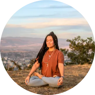 Een vrouw die Sudarshan Kriya beoefent om de praktijk te verfijnen en te verfrissen tijdens een Follow-Up-sessie.