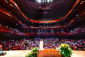 Gurudev Sri Sri Ravi Shankar dando uma palestra