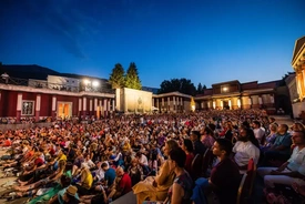 Gurudev Sri Sri Ravi Shankar orientando uma sessão de meditação