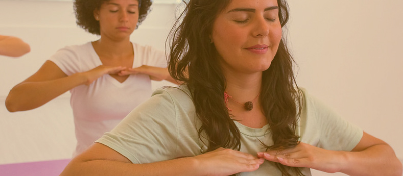 Aprenda as poderosas técnicas de respiração do Sudarshan Kriya