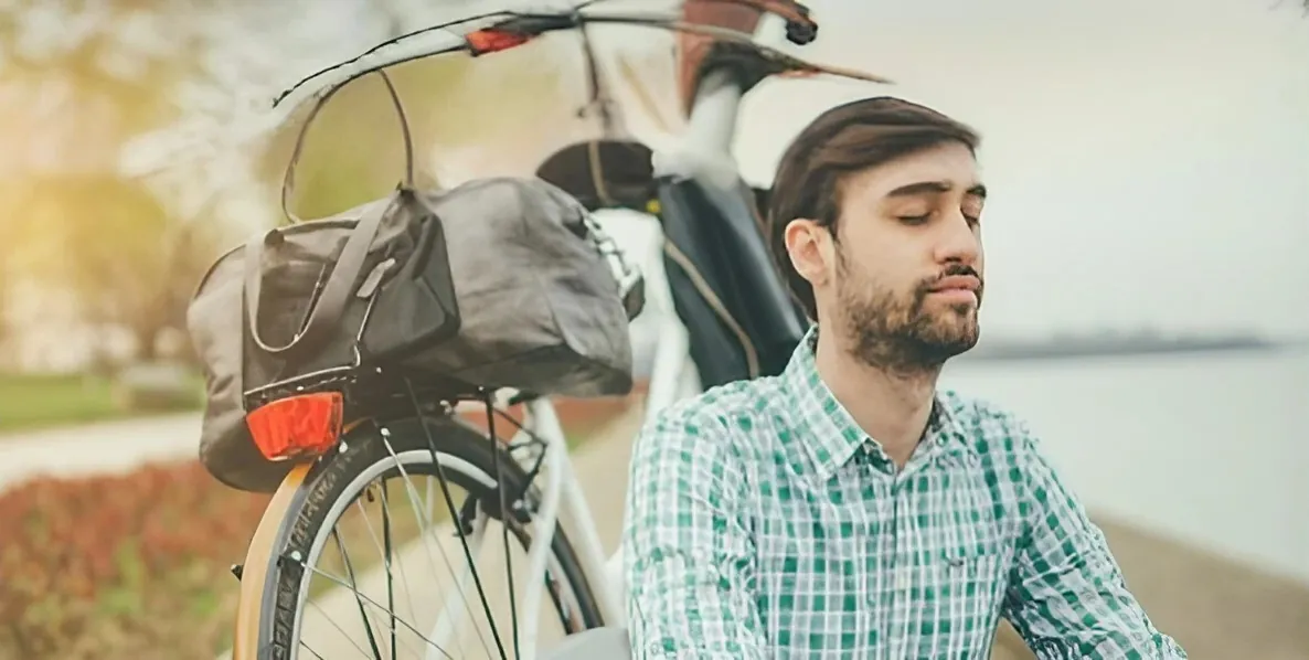 Tauche ein in einfache Techniken, um unruhige Gedanken zu beruhigen und tiefe Ruhe zu finden