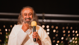 Gurudev Sri Sri Ravi Shankar leitet eine Meditationssitzung