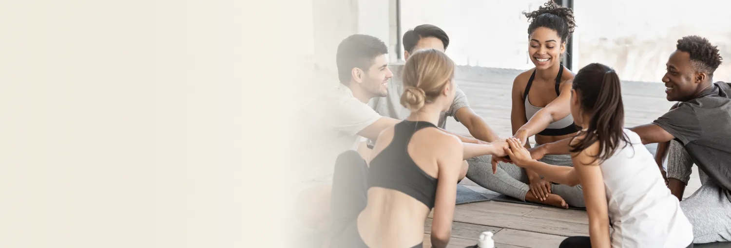 Gruppe von Menschen nimmt an einem intensiven Trainingsprogramm über zwei Wochenenden teil.