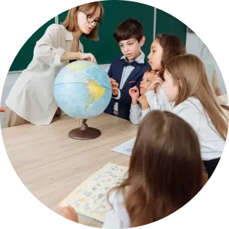 Lehrkraft führt vier aufmerksame Kinder an einem Tisch, betont Lebenskompetenzen durch ART Excel.
