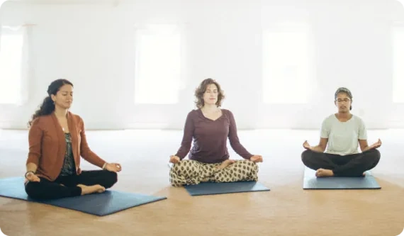 Gruppe praktiziert Sudarshan Kriya™