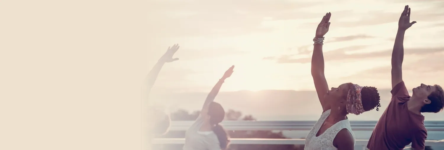 Erfahre mehr über Sri Sri Yoga und erlebe achtsame Bewegung