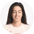 Una donna sorridente con gli occhi chiusi sta meditando
