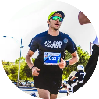 Mees jooksmas, sümboliseerides, kuidas Sudarshan Kriya aitab säilitada energiat kogu päeva jooksul.