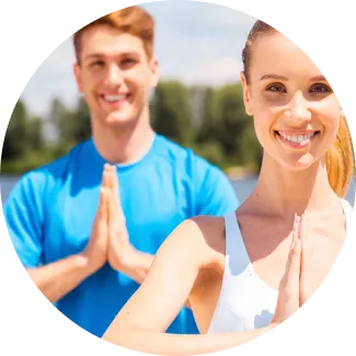 Групповая практика Сударшан Крия для улучшения дыхательных техник и качества жизни.