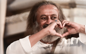 Gurudev Sri Sri Ravi Shankar donnant une conférence