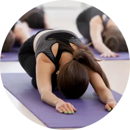 Une femme exécute des asanas de yoga