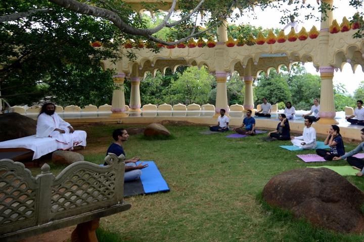 Sumeru Mantap yoga with Gurudev