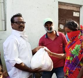 The Art of Living volunteers reach out to daily wagers during coronavirus lockdown