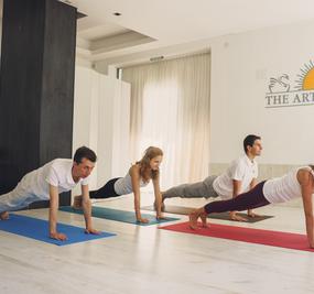 Yoga_Makara Adho Mukha Svanasana (Dolphin Plank Pose)