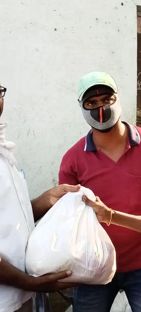 The Art of Living volunteers reach out to daily wagers during coronavirus lockdown