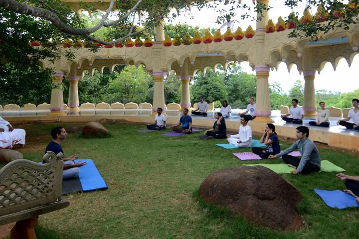 Sumeru Mantap yoga with Gurudev