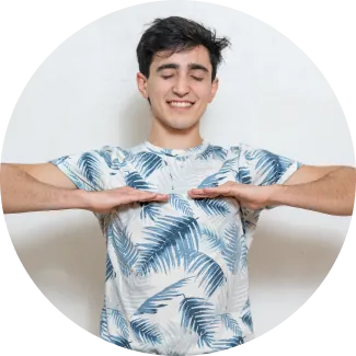 Un maschio sorridente con entrambi i palmi rivolti verso il basso mentre esegue esercizi di respirazione