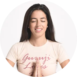 Një femër e qeshur me sy të mbyllur duke medituar