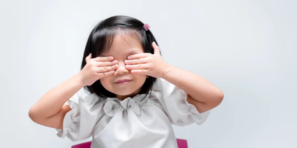 ຜູ້ເຂົ້າຮ່ວມໄວຫນຸ່ມປະຕິບັດສຳພັດທີຫົກສັນຊາດຕະຍານ ໂດຍການປິດຕາຂອງນາງດ້ວຍມື