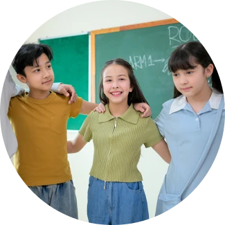 ນັກຮຽນຮວມກຸ່ມໃນກິດຈະກຳໂປຣແກັມພັດທະນາທັກສະເດັກນ້ອຍ ວ່າດ້ວຍການຈັດການຄວາມຄຽດ ໂດຍມີຄູແນະນຳຢ່າງໃກ້ຊິດ