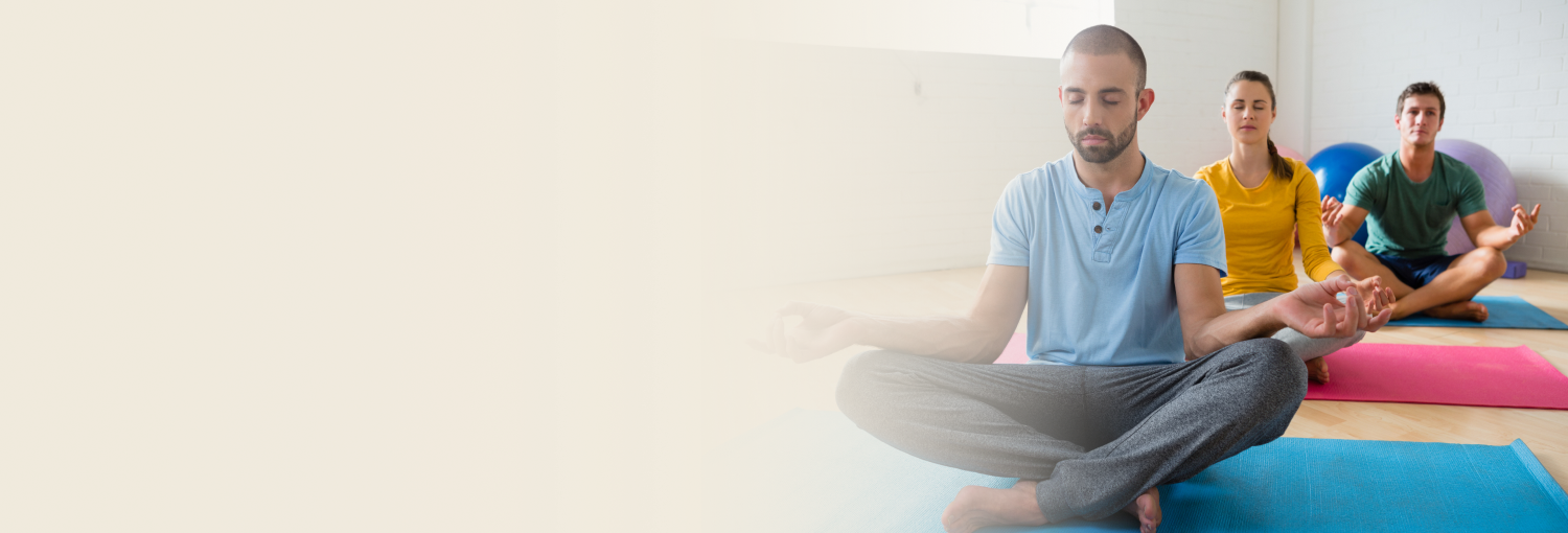 ກຸ່ມຜູ້ຍິງກຳລັງນັ່ງສະມາທິກາງແຈ້ງທ່າມກາງແສງແດດ ເພຶ່ອສຸຂະພາບທີ່ດີ