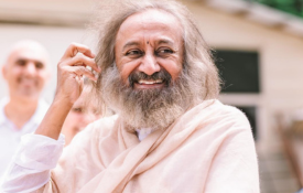 Gurudev Sri Sri Ravi Shankar guidant une séance de méditation