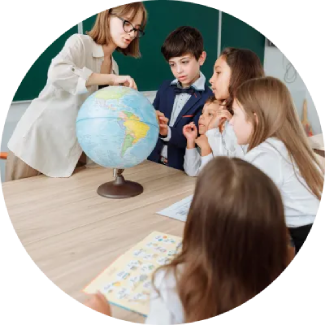 Professora orientando quatro crianças atentas numa mesa, enfatizando as competências para a vida através do ART Excel.
