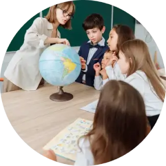 Učitelj usmerja štiri pozorne otroke, ki sedijo za mizo, poudarja življenjske veščine, ki jih uči ART Excel