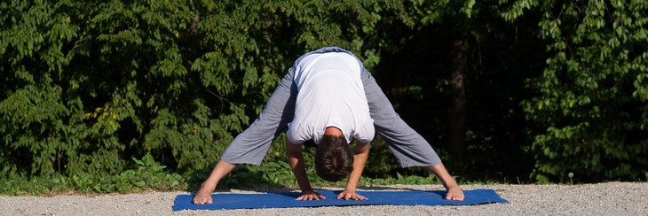 Flexão Fontal com os pés afastados (em pé) - Prasarita Padottanasana - Sri Sri Yoga
