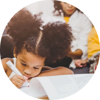 Des enfants dessinent et peignent à une table, représentant les compétences de vie ART Excel d'Art de Vivre
