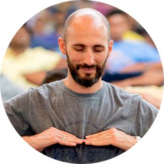 Woman meditating on a beach in a serene setting, embodying the peace and mindfulness taught in the Shakti Kriya course by Art of Living