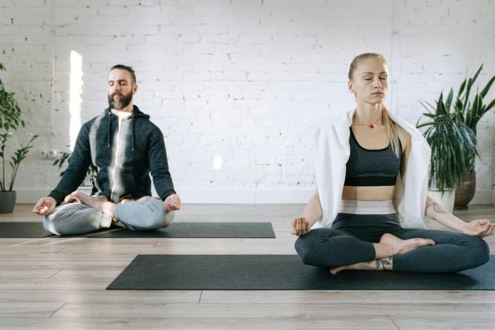 couple meditating to manage stress