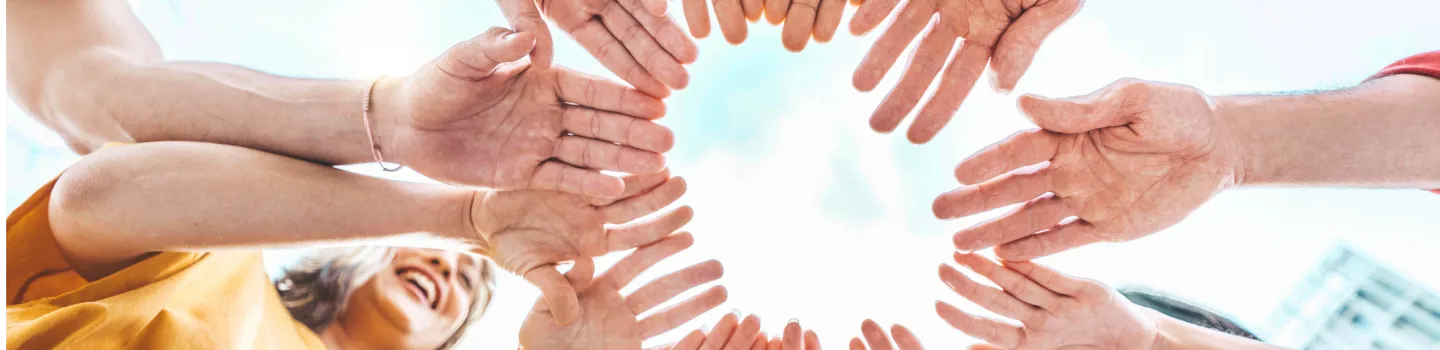 Hình ảnh nhóm bàn tay tượng trưng cho việc vượt qua những rào cản và khám phá sức mạnh nội tại.