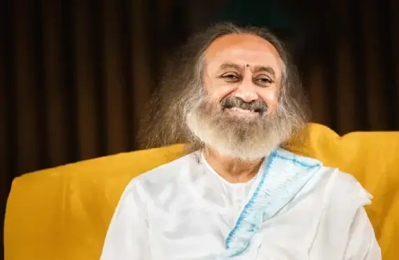 Sri Sri Ravi Shankar mỉm cười thanh thản, người hướng dẫn tâm linh của chương trình giảm lo âu và giấc ngủ của Art of Living.