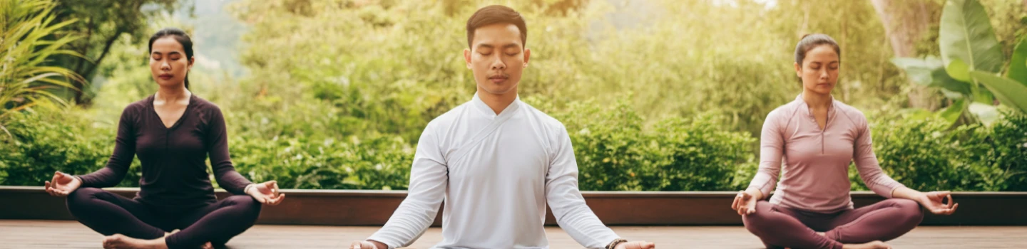 Buổi tập yoga thiền nhóm trong không gian ngoài trời thanh bình.