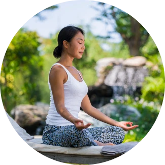 Một người phụ nữ đang thiền định gần hồ để cải thiện sự minh mẫn và tập trung