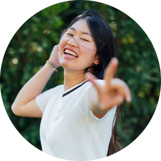 Một người phụ nữ mặc áo phông trắng vui vẻ đại diện cho yoga cấp độ 2 giúp bạn đạt được ước mơ