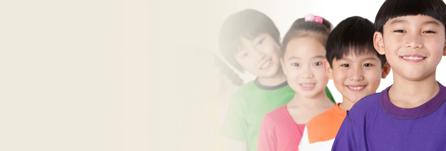 Những đứa trẻ mặc áo phông nhiều màu sắc đang mỉm cười nhẹ nhàng.