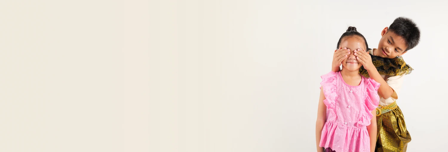 Một cậu bé nhắm mắt cho một cô bé học cách phát triển khả năng trực giác thông qua Quy trình Trực giác.