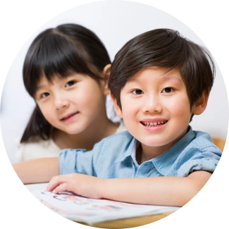 Hai đứa trẻ nhìn nhau, thể hiện sự giao tiếp rõ ràng.