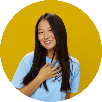 Một cô gái tuổi teen với mái tóc đen dài tượng trưng cho sự tự tin và kỹ năng giao tiếp tốt.