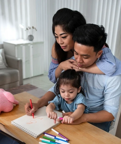 Một gia đình ba người hạnh phúc tận hưởng những khoảnh khắc bên nhau, nhấn mạnh tầm quan trọng của sự gắn kết.